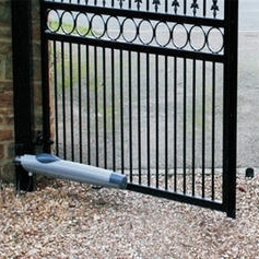 Mesin Otomatis Pintu Gerbang Swing di Bali